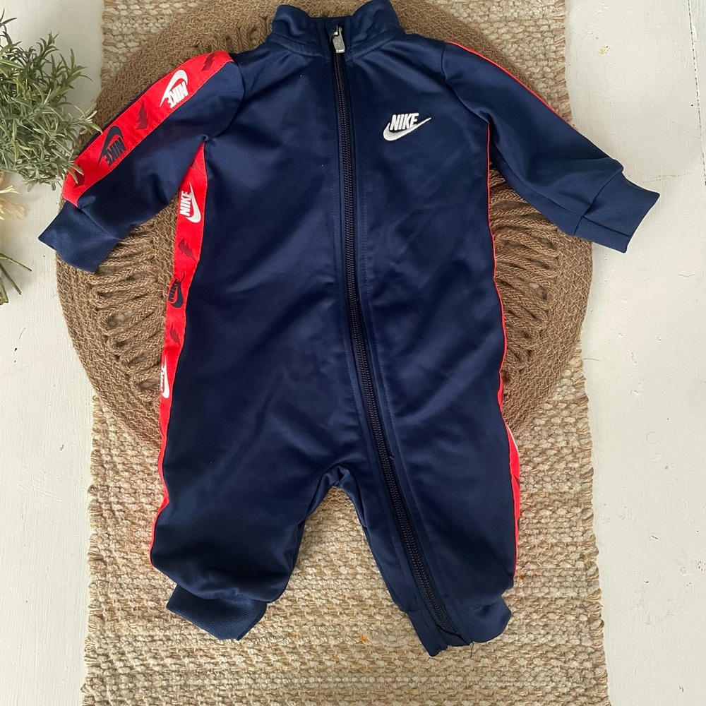 Nike Kids Navy and Red Footie